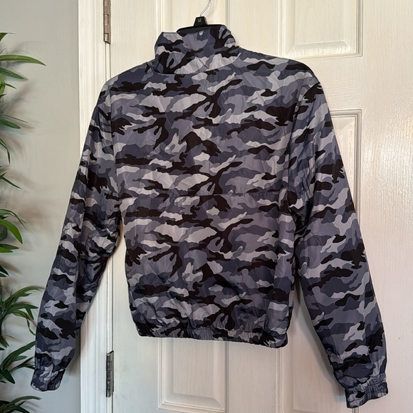 Forever 21 camo nylon quarter zip S NWT - Picture 5 of 8